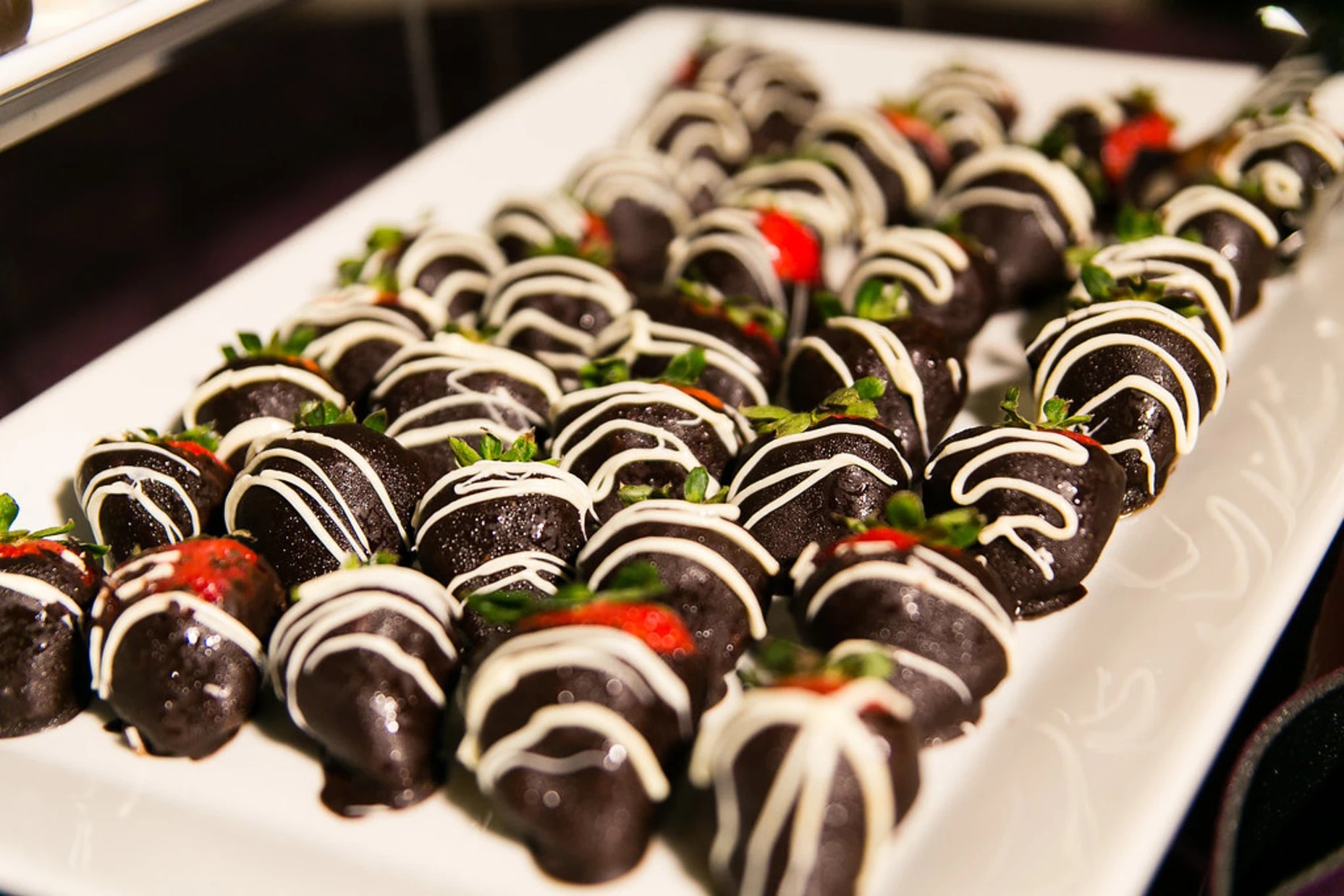 Chocolate-dipped strawberries with white chocolate drizzle